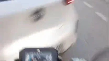 Motosikletin otomobile çarptığı kaza kask kamerasında