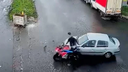 Motosikletle otomobilin çarpıştığı kaza kamerada; 1 yaralı