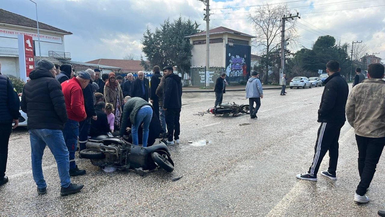 Motosikletler çarpıştı; 1'i ağır, 2 yaralı