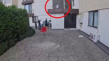 Önce siparişini teslim etti, sonra damda kalan çocuğu kurtardı; o anlar kask kamerasında