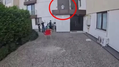 Önce siparişini teslim etti, sonra damda kalan çocuğu kurtardı; o anlar kask kamerasında