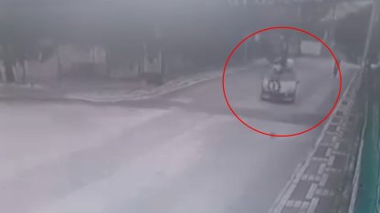 Otomobille çarpışan elektrikli bisiklet sürücüsünün yaralandığı kaza kamerada