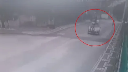 Otomobille çarpışan elektrikli bisiklet sürücüsünün yaralandığı kaza kamerada