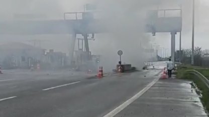 Otoyolda gişelere çarpıp alev alan otomobilin sürücüsü öldü