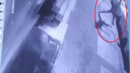 Park halindeki otomobillerin aynalarını kırıp, kaportalarını çizdiler