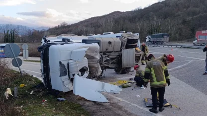 Refüje devrilen tankerin sürücüsü öldü