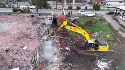 'Riskli alan' ilan edilen Karasu sahilinde yıkım başladı