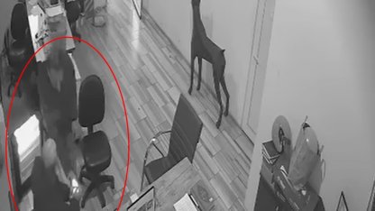 Şaka yapmak isterken arkadaşının kolonyalı ellerini yaktı: O anlar kamerada