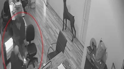 Şaka yapmak isterken arkadaşının kolonyalı ellerini yaktı: O anlar kamerada