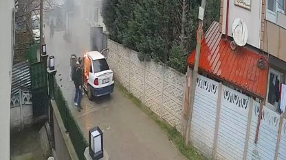 Sakarya’da park halindeki otomobil alev alev yandı