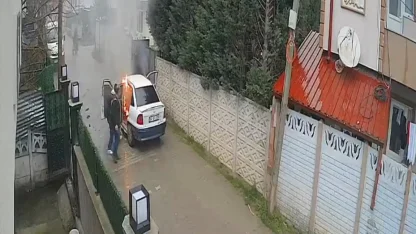 Sakarya’da park halindeki otomobil alev alev yandı