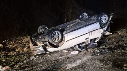 Şarampole yuvarlanan otomobilin sürücüsü yaralandı