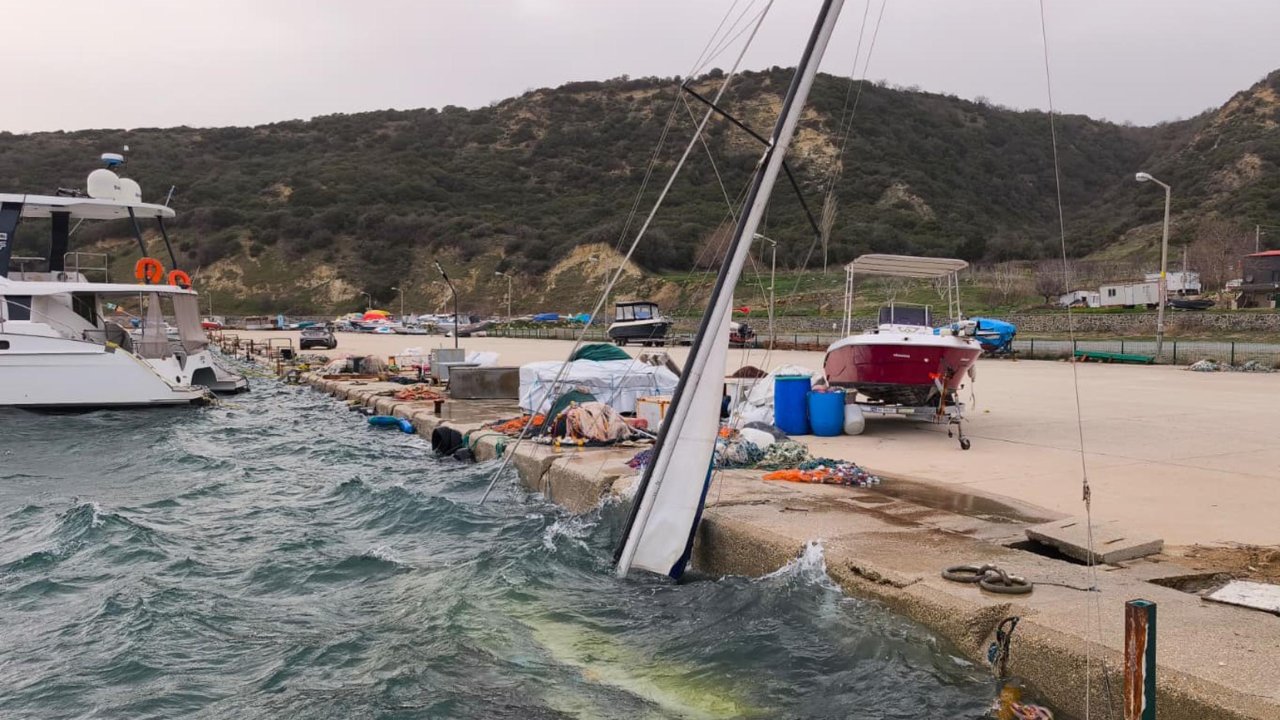 Saros'ta fırtınada dev dalgalar oluştu