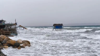 Saros'ta fırtınada dev dalgalar oluştu
