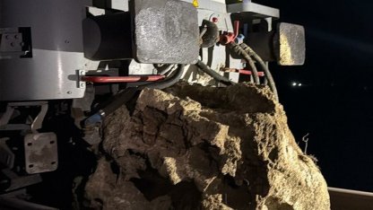 Savaştepe'de yolcu treninin lokomotifi, düşen kaya nedeniyle raydan çıktı