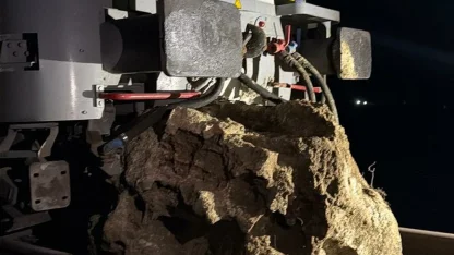 Savaştepe'de yolcu treninin lokomotifi, düşen kaya nedeniyle raydan çıktı