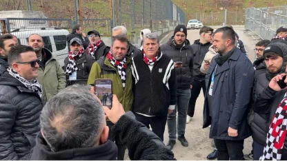 Serdal Adalı, Kocaeli deplasmanında taraftarlarla tribüne girdi