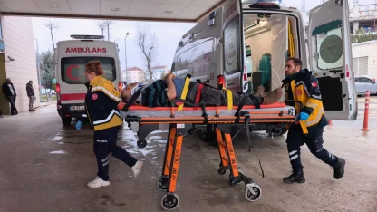 Servis aracından inen sürücüye minibüs çarptı: 1 yaralı