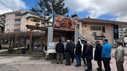 Sevdiği erkekle evlenince lokma dağıttırdı