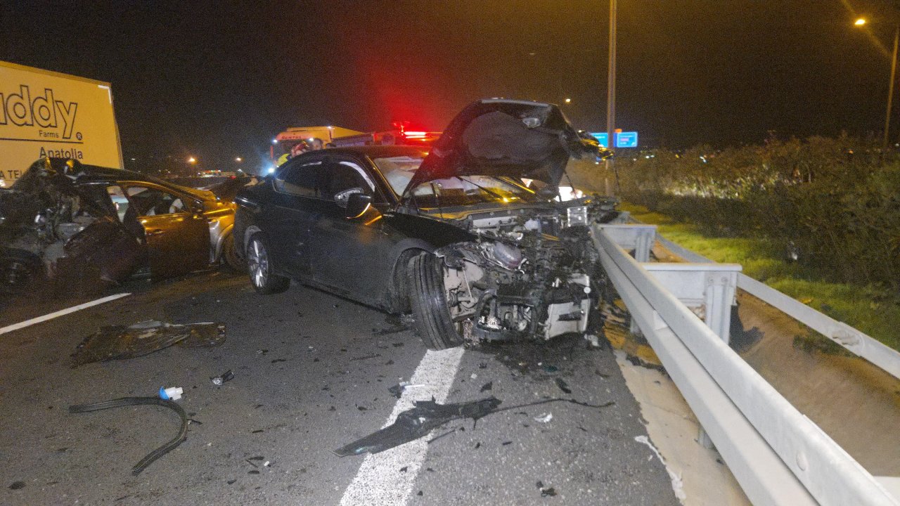 Seyir halindeyken aniden arızalanan otomobile kamyon çarptı: 1 yaralı