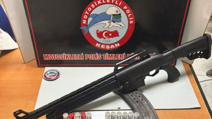 Sırtında taşıdığı halının içerisinde sakladığı ruhsatsız av tüfeğiyle yakalandı