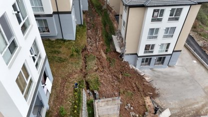 Sitenin istinat duvarı çöktü; 32 kişi tahliye edildi