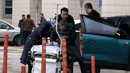 Soba borusuna ilave yapmak için çıktığı çatıdan düşüp yaralandı