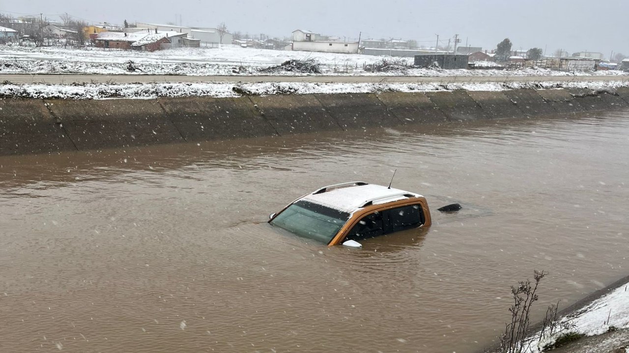 Su kanalına uçan otomobilin sürücüsü aranıyor