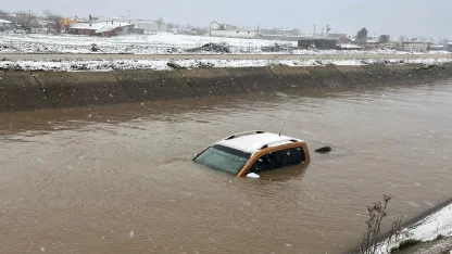 Su kanalına uçan otomobilin sürücüsü aranıyor