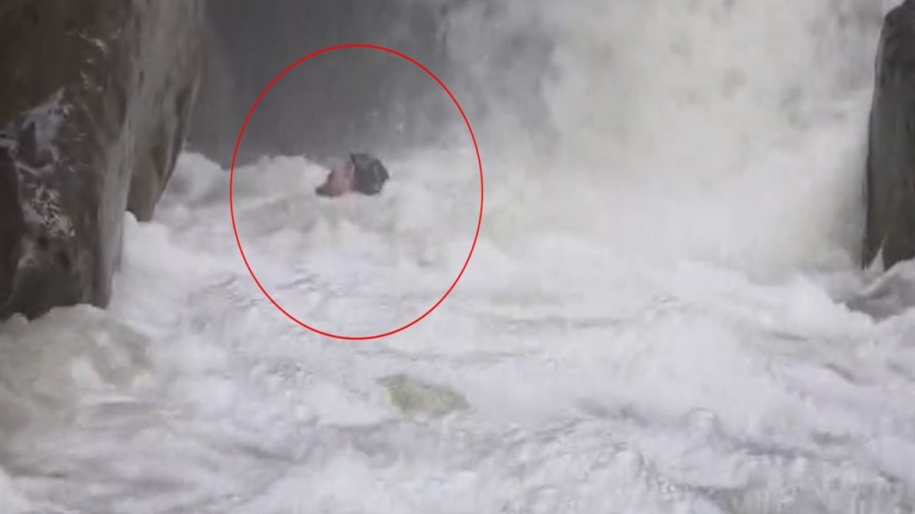 Su seviyesi yükselen dereden geçen dağcı yaşadıklarını anlattı