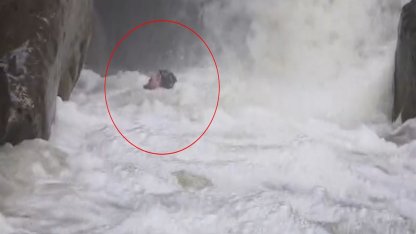 Su seviyesi yükselen dereden geçen dağcı yaşadıklarını anlattı