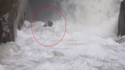 Su seviyesi yükselen dereden geçen dağcı yaşadıklarını anlattı