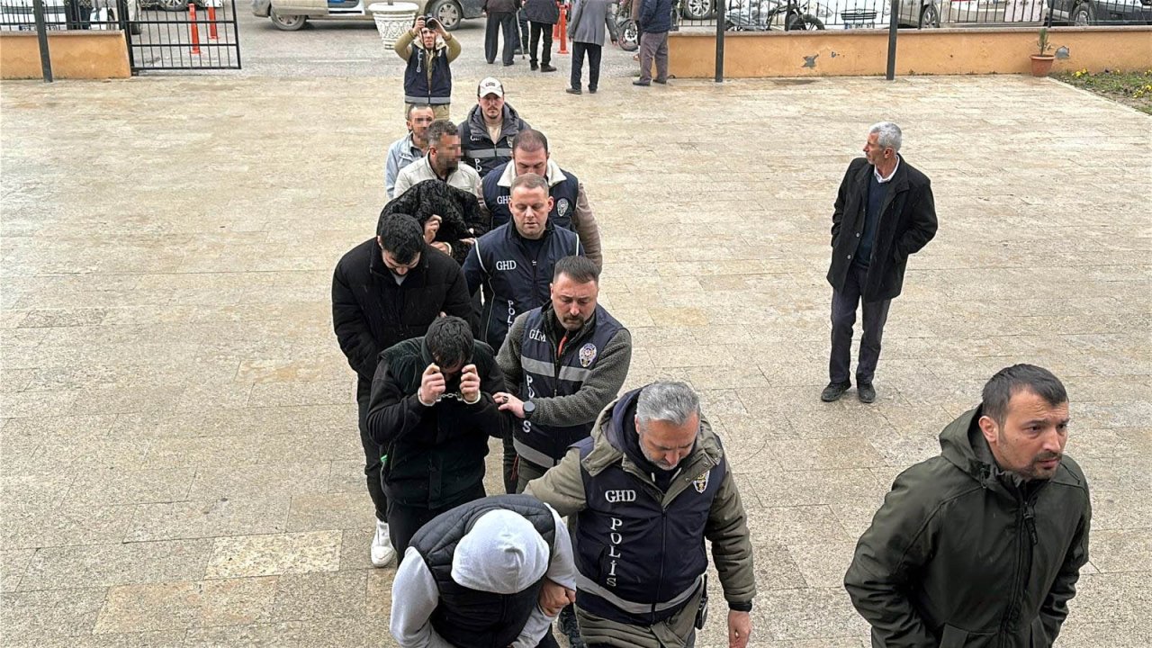 Suç örgütü üyesini diplomatik plakalı araçla yurt dışına kaçıran 6 şüpheli yakalandı