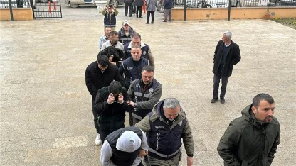 Suç örgütü üyesini diplomatik plakalı araçla yurt dışına kaçıran 6 şüpheli yakalandı