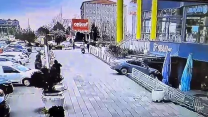 Sürücüsünün fren yerine gaza bastığı otomobil, AVM’de kafeye daldı; 1 yaralı