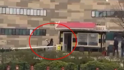 Taksiye binemeyen kadın, durak camlarını kırdı: O anlar kamerada