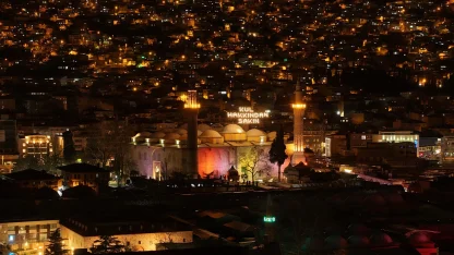 Tarihi Ulu Cami'nin 'Kul hakkından sakın' yazılı mahyası yakıldı