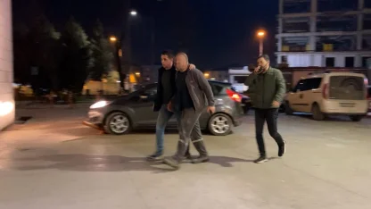 Tartıştığı kayınbiraderi ile araya girmek isteyen eşini bıçakladı