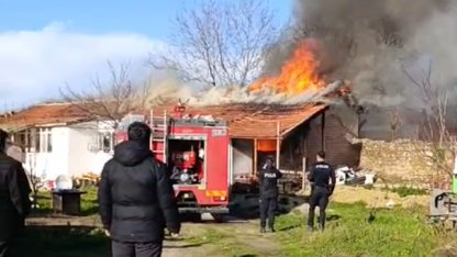 Tek katlı evin çatısında çıkan yangın söndürüldü