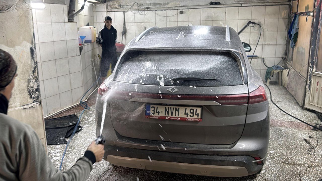 Tekirdağ'da toz taşınımı; araçlar çamurla kaplandı