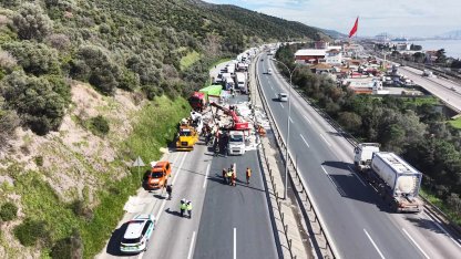 TEM'de lastiği patlayan TIR'a çarpan TIR devrildi: İstanbul yönü ulaşıma kapandı