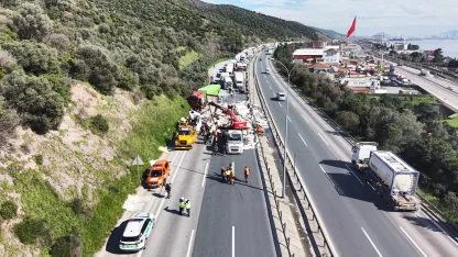 TEM'de lastiği patlayan TIR'a çarpan TIR devrildi: İstanbul yönü ulaşıma kapandı
