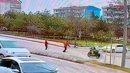 Torunuyla yolun karşısına geçerken motosiklet çarptı; kaza kamerada