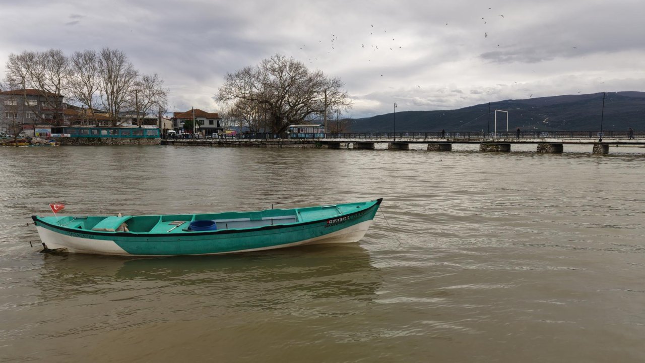 Uluabat Gölü'nde, araçların park edildiği köprünün altından yağışlar sonrası yeniden kayıklar geçiyor