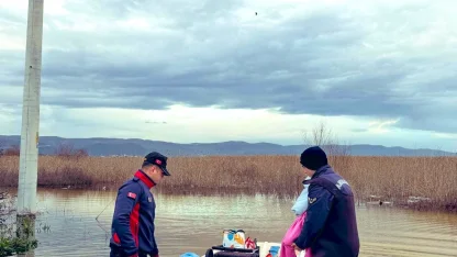 Ulubat Gölü taştı, mahsur kalan aile botla kurtarıldı