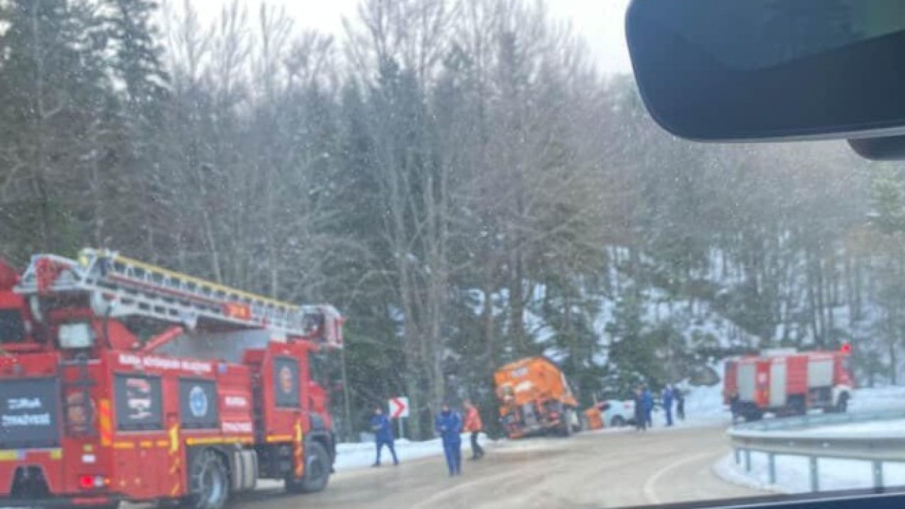 Uludağ yolunda kayan tuzlama aracı otomobile çarptı; 3 yaralı