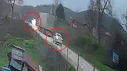 Virajda sollama kazası kamerada; 3 yaralı