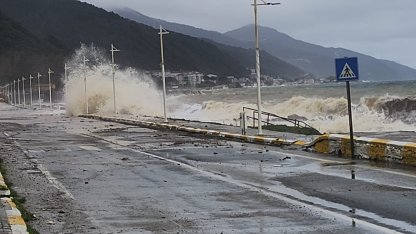 Yalova'da fırtına; deniz taştı, balıkçı barınakları zarar gördü