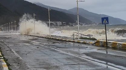 Yalova'da fırtına; deniz taştı, balıkçı barınakları zarar gördü