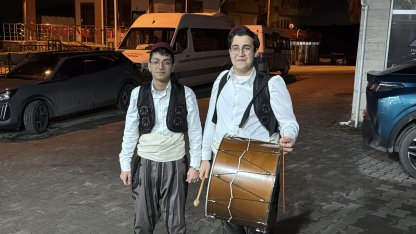 Yalova’da şalvar ve kuşak giyen öğrenciler, davul çalarak sahur geleneğini yaşatıyor